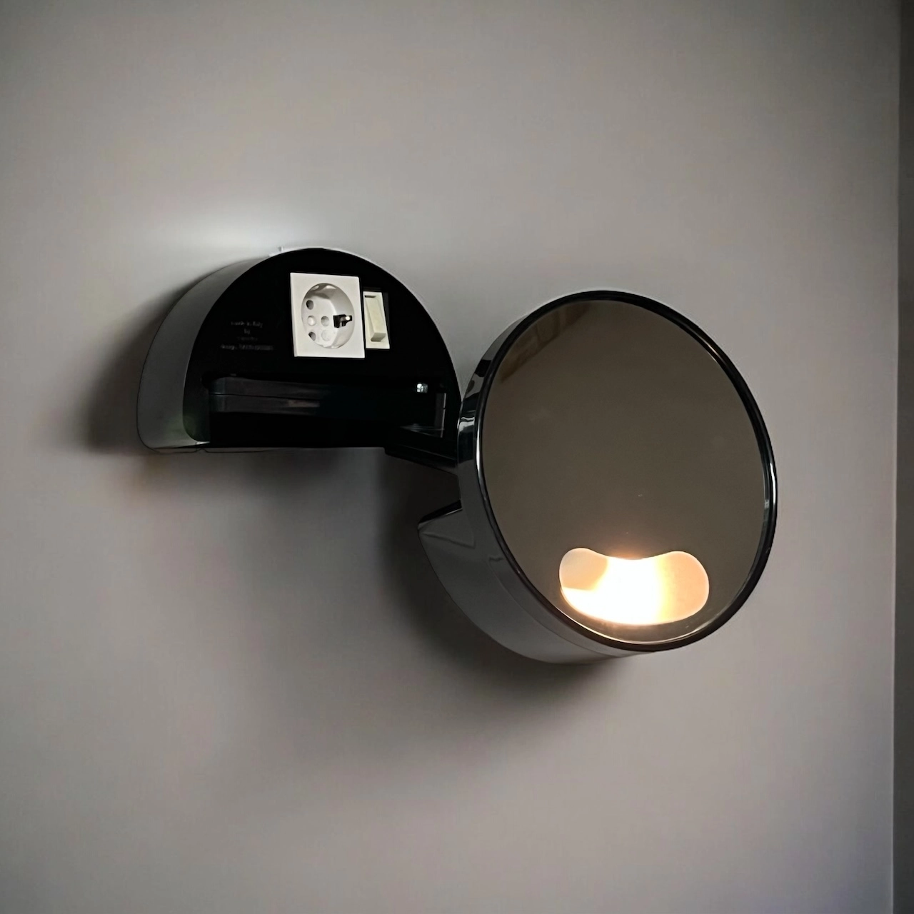 70s Wall Mirror with Light by Makio Hasuike for Gedy – Italian Design Classic - Image 10