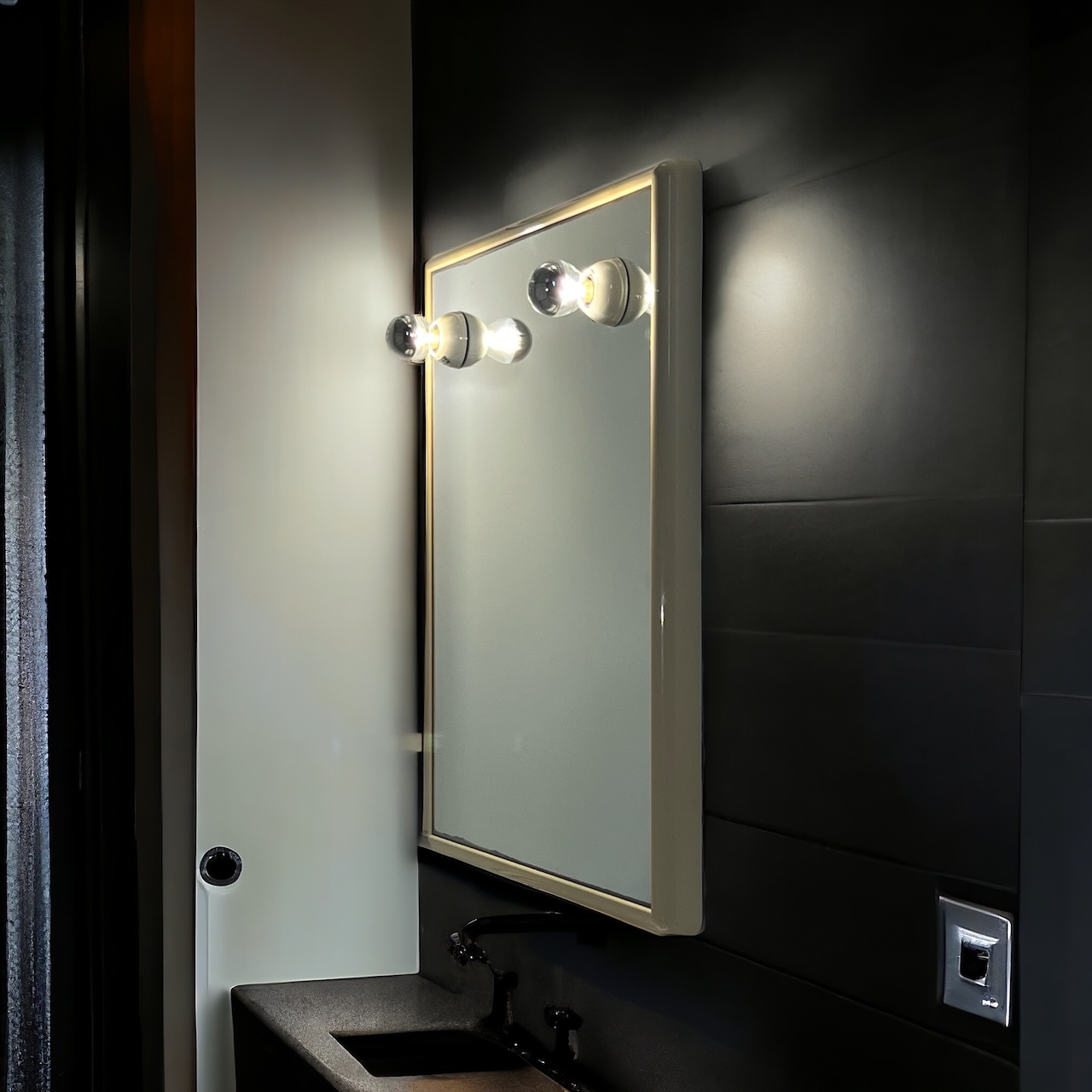 Vintage 80s Gedy Wall Mirror with Integrated Lamps - Italian Design Elegance - Image 10