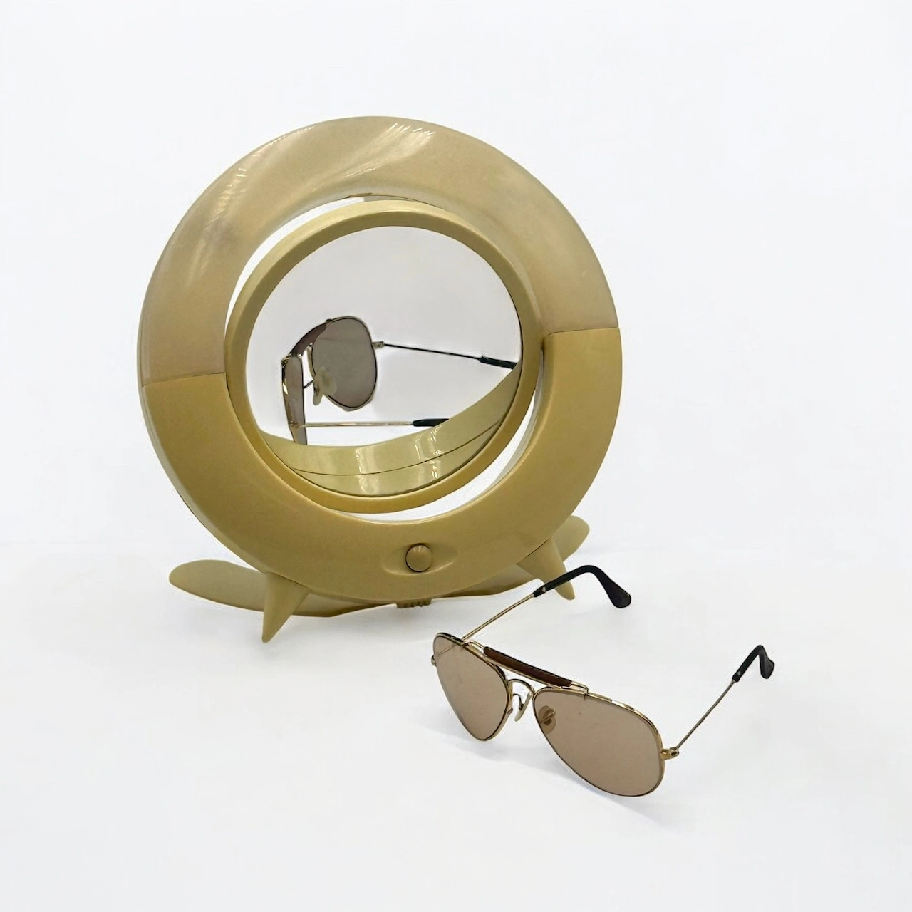 Space Age Mirror – Lighted Design with Retro Futuristic Charm - Image 10