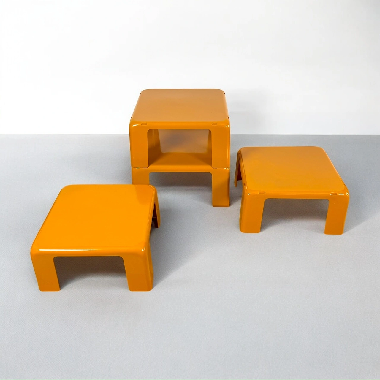 A rare find from 60s Italian design: the Quattro Gatti stacking tables by Mario Bellini for C&B Italia, in glossy mustard yellow resin. Modular, sculptural, and iconic — a timeless set for design lovers and collectors.
